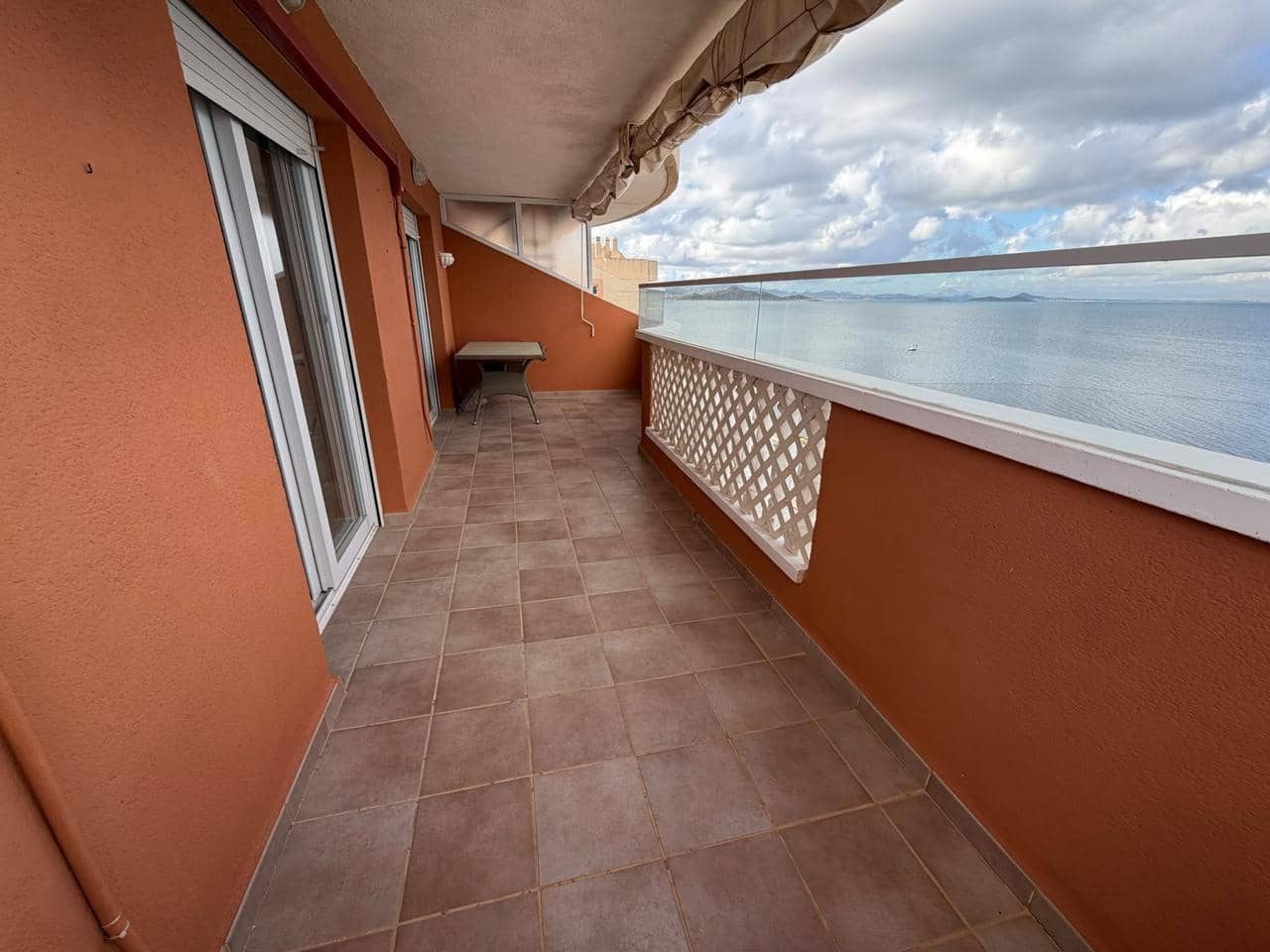 2 makuuhuone Asunto myytävänä paikassa La Manga del Mar Menor mukana uima-altaan 
autotalli - 257 500 € (Ref: 10167496)