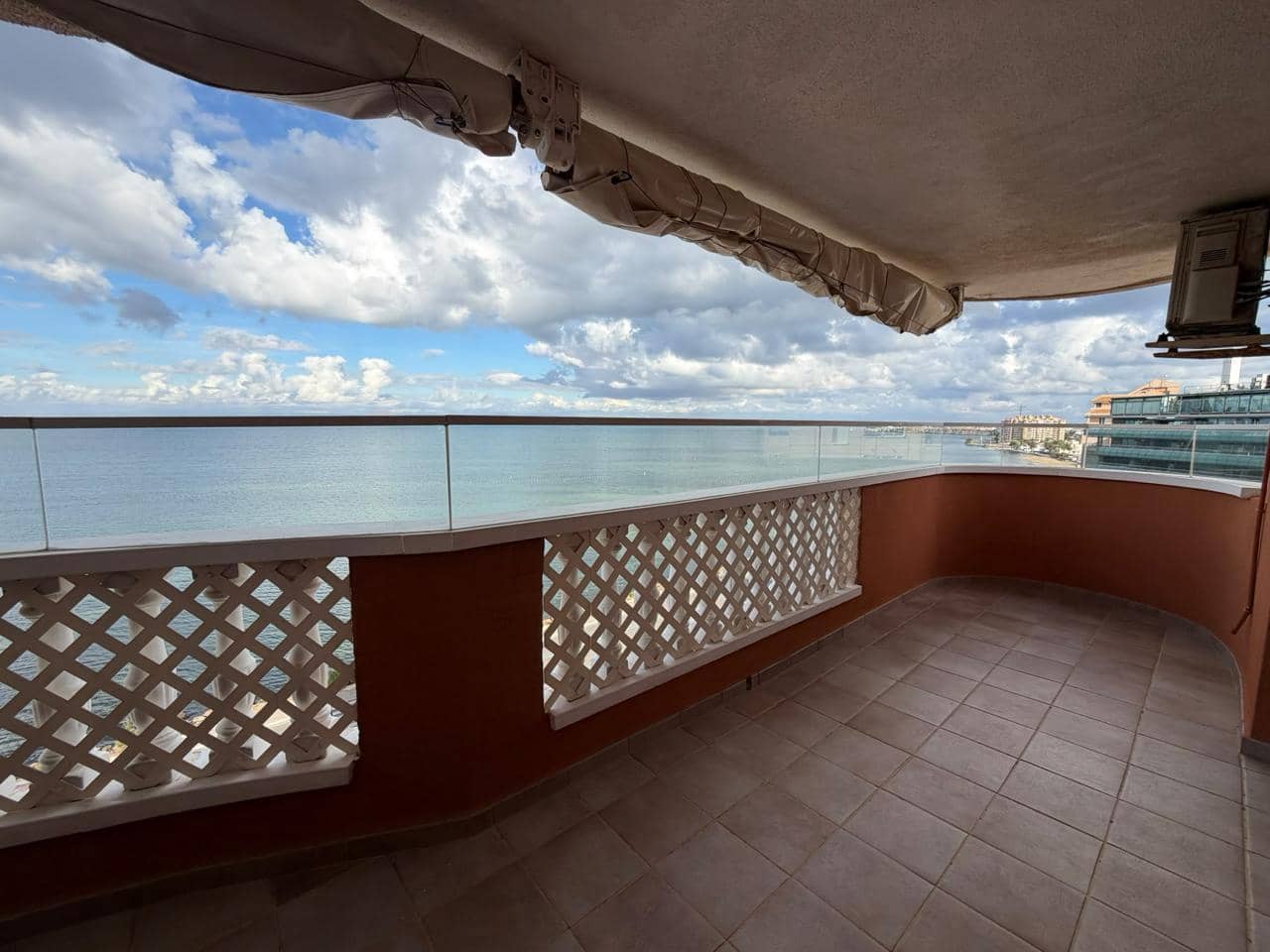 2 makuuhuone Asunto myytävänä paikassa La Manga del Mar Menor mukana uima-altaan 
autotalli - 257 500 € (Ref: 10167496)