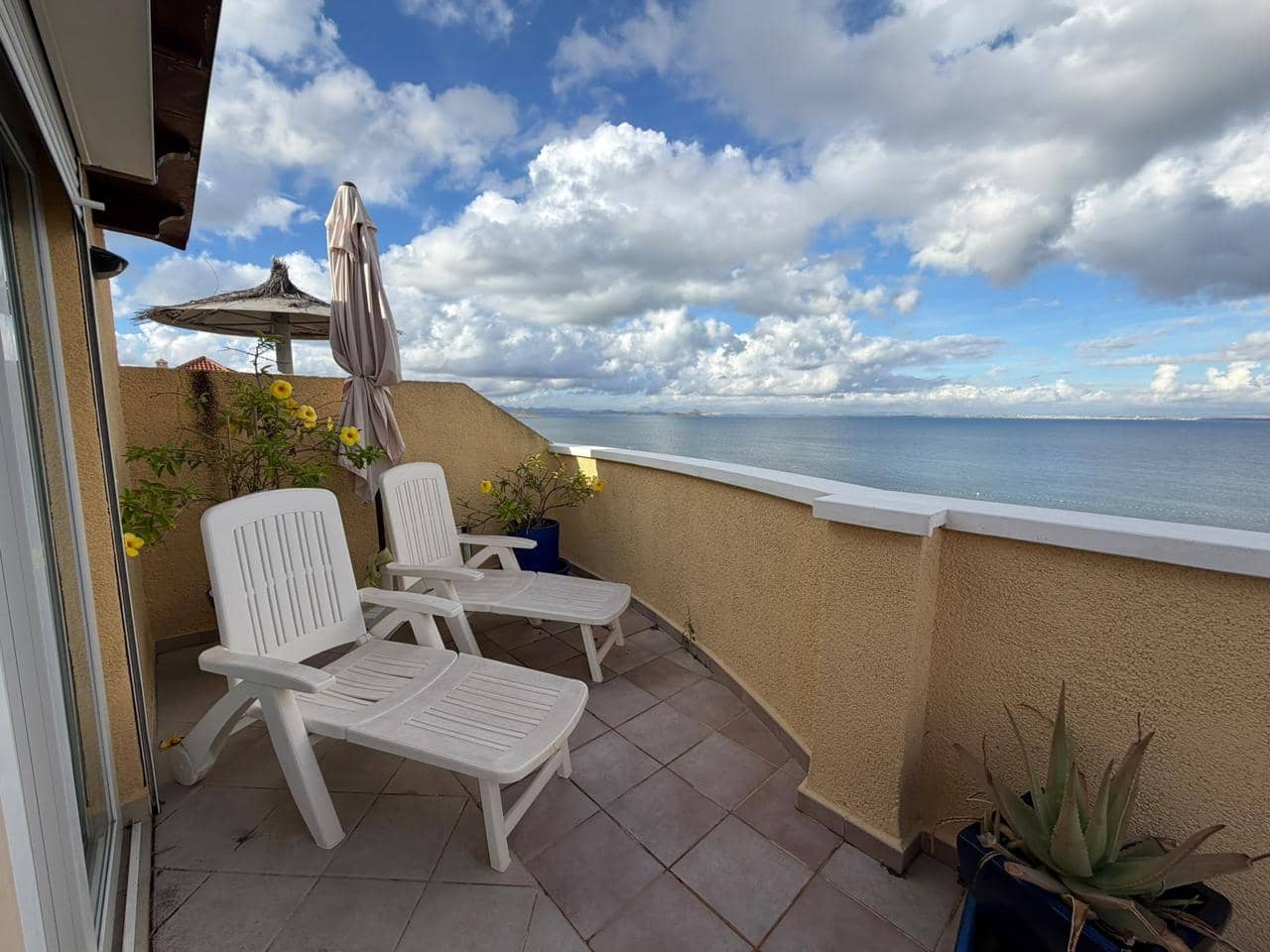 2 makuuhuone Asunto myytävänä paikassa La Manga del Mar Menor mukana uima-altaan 
autotalli - 257 500 € (Ref: 10167496)
