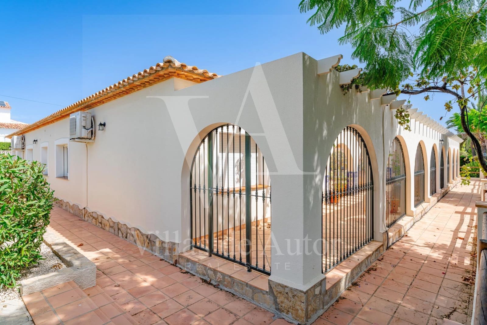 5 bedroom Villa for sale in Calpe / Calp with pool garage - € 1,250,000 (Ref: 10055466)