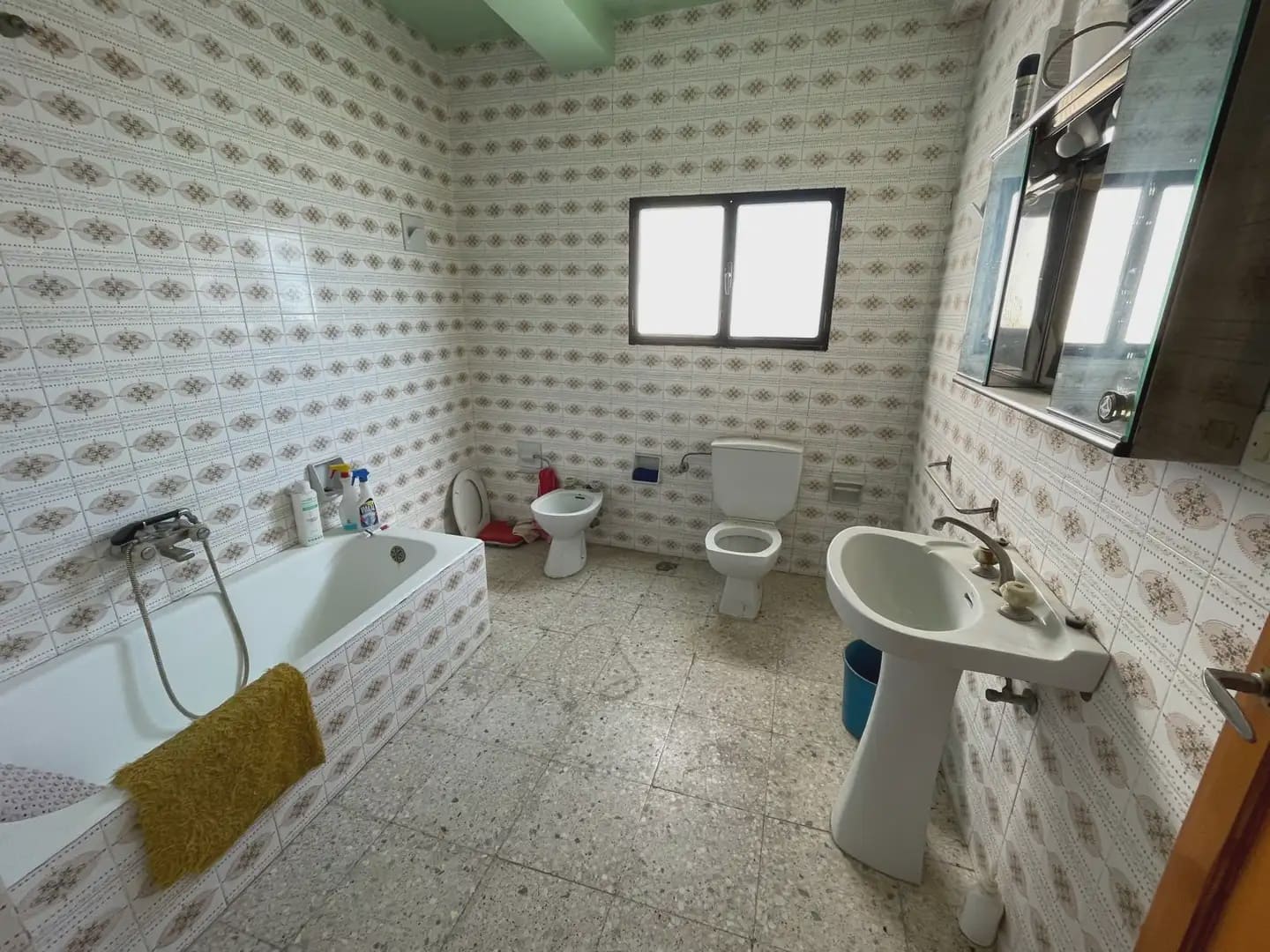 6 bedroom Townhouse for sale in Cuevas de San Marcos with garage - € 95,000 (Ref: 10052170)