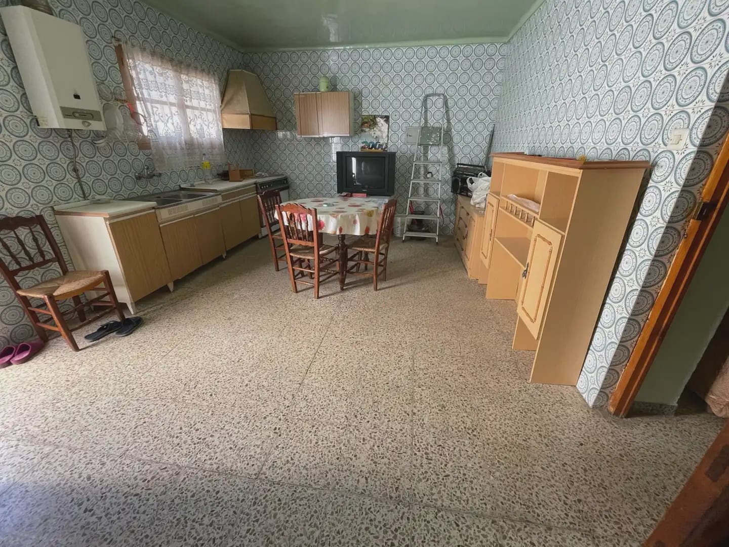 6 bedroom Townhouse for sale in Cuevas de San Marcos with garage - € 95,000 (Ref: 10052170)