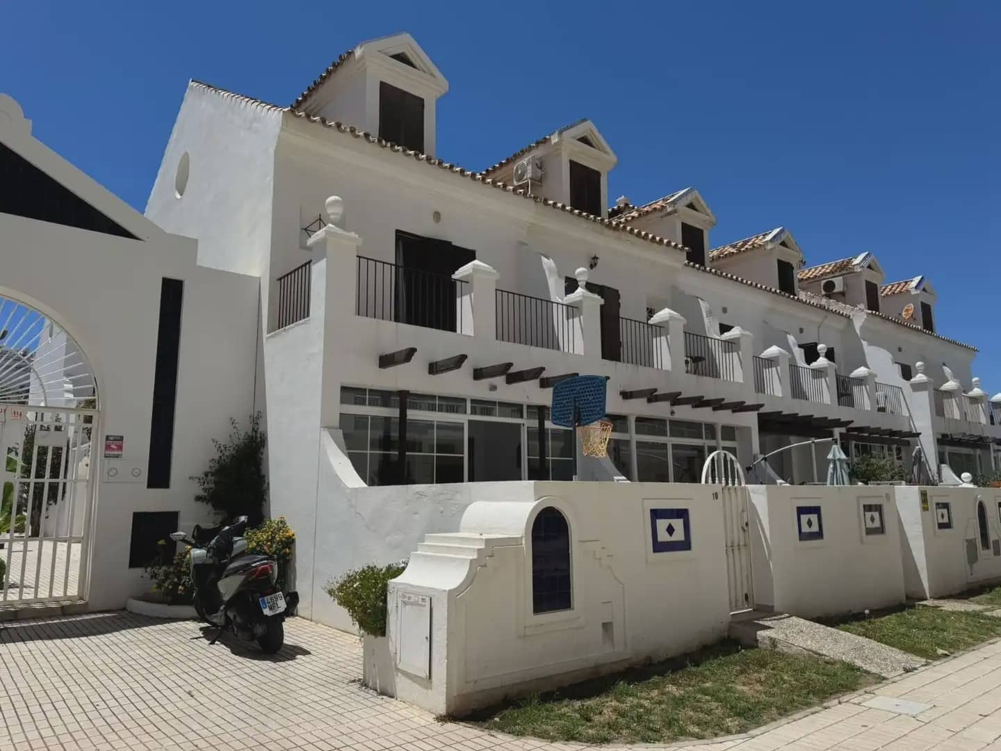 4 bedroom Townhouse for sale in Fuengirola with pool - € 690,000 (Ref: 10019237)