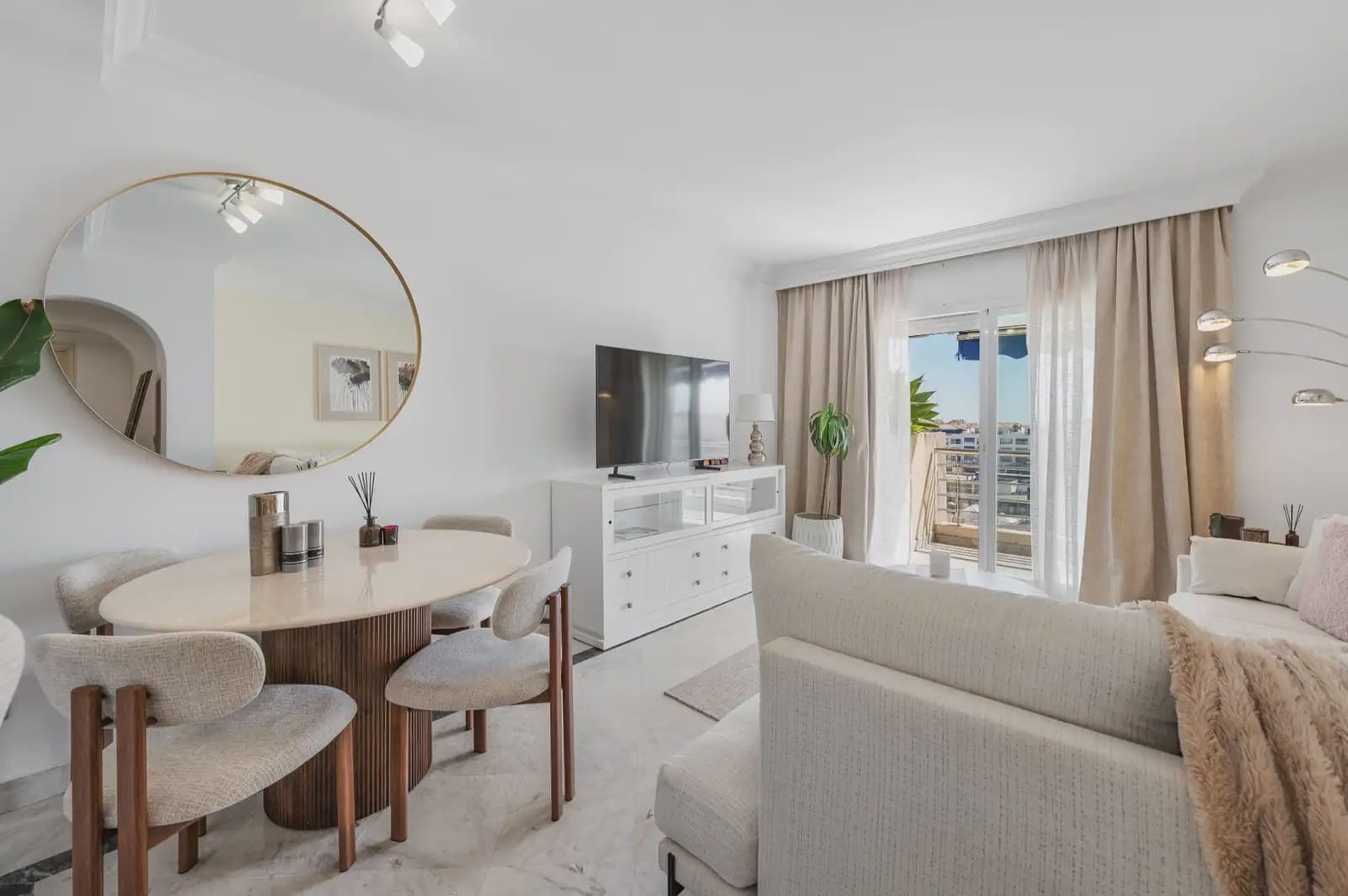2 bedroom Apartment for sale in Marbella with pool - € 869,000 (Ref: 10019271)