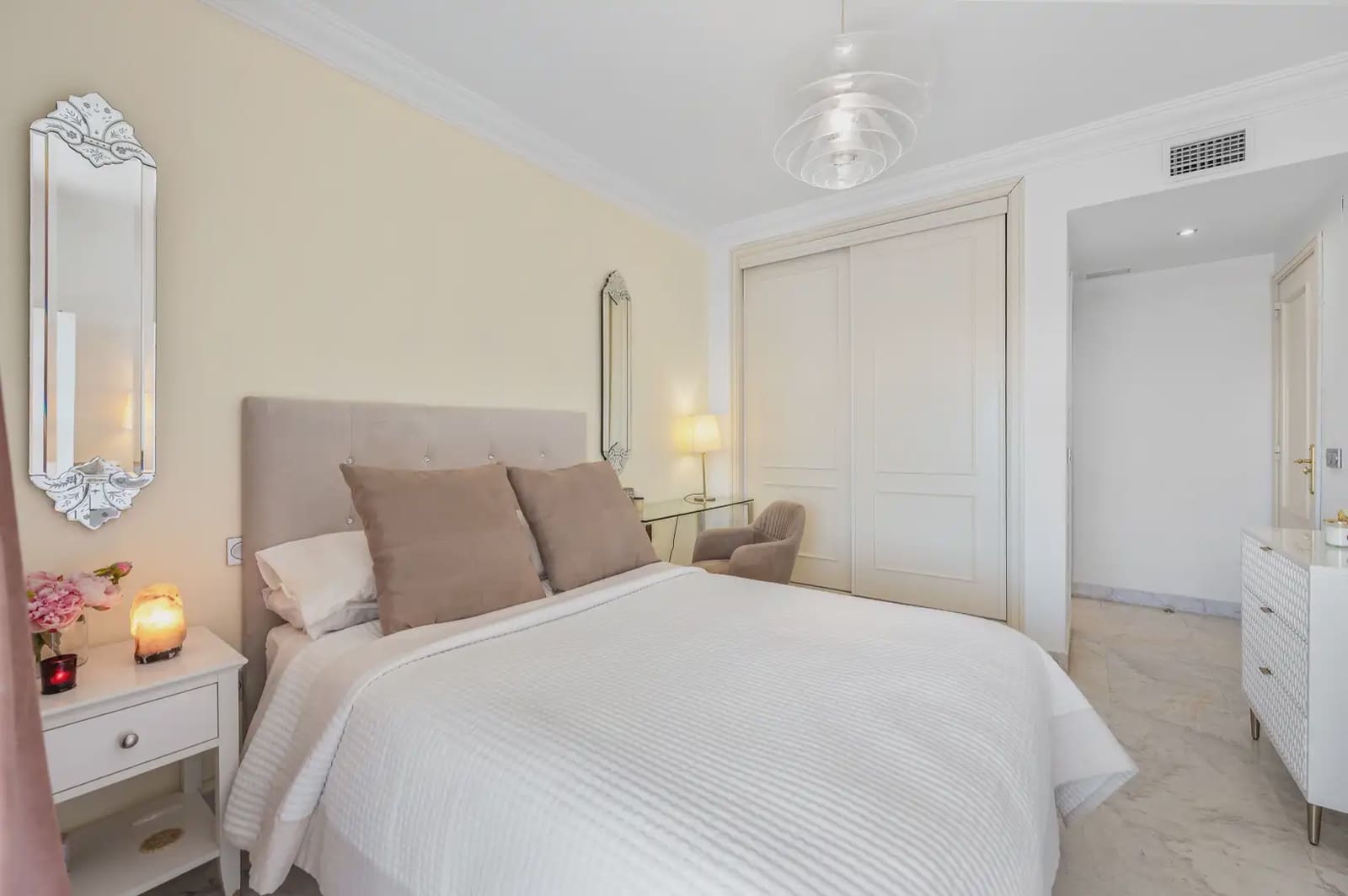 2 bedroom Apartment for sale in Marbella with pool - € 869,000 (Ref: 10019271)