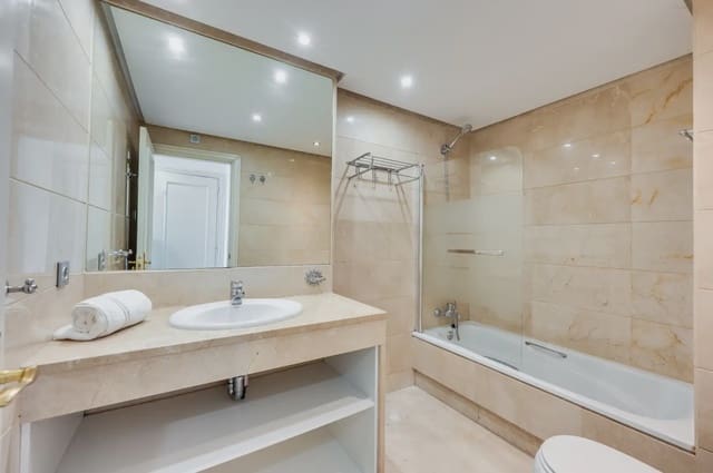 2 bedroom Apartment for sale in Puerto Banus, Marbella with pool - € 869,000 (Ref: 10019271)