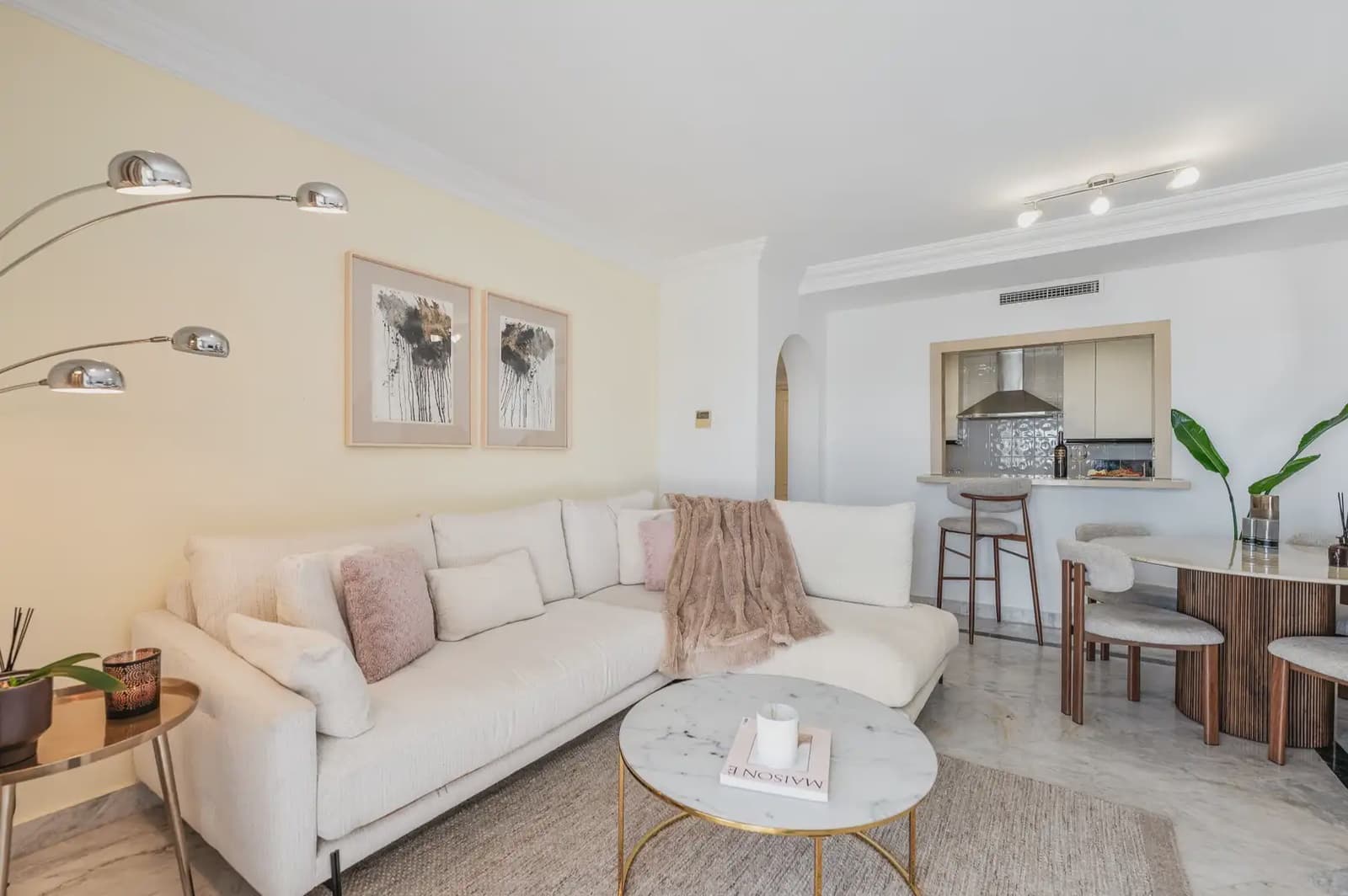 2 bedroom Apartment for sale in Marbella with pool - € 869,000 (Ref: 10019271)
