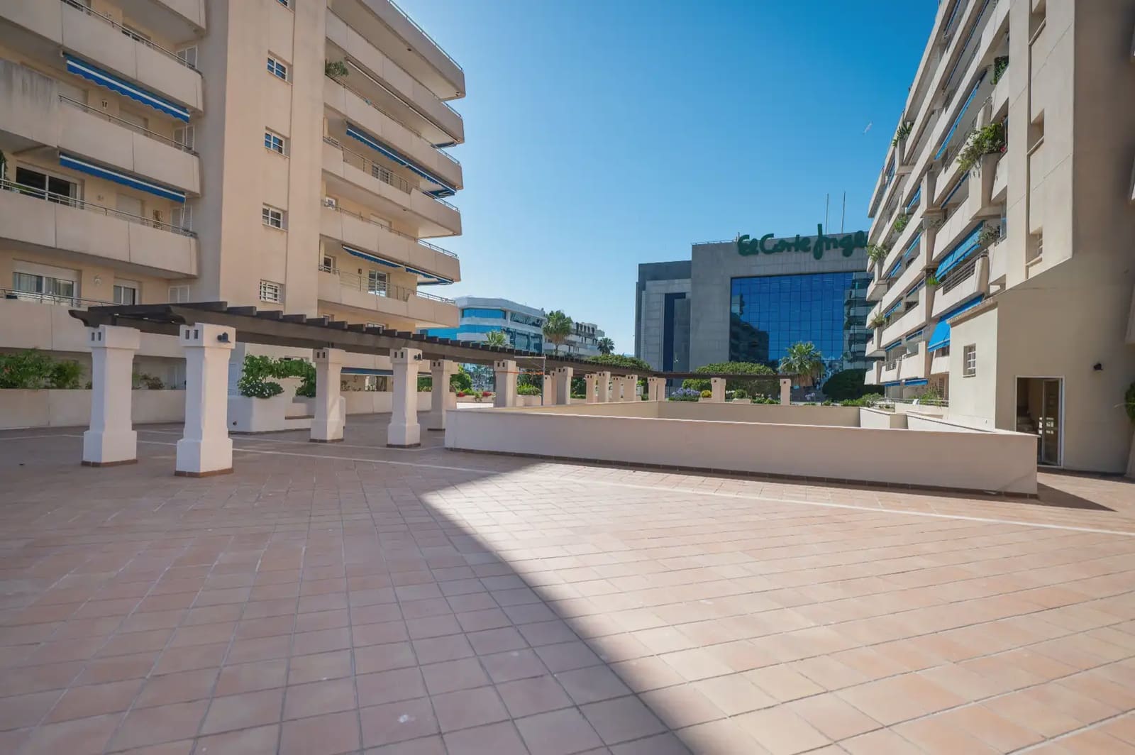 2 bedroom Apartment for sale in Marbella with pool - € 869,000 (Ref: 10019271)