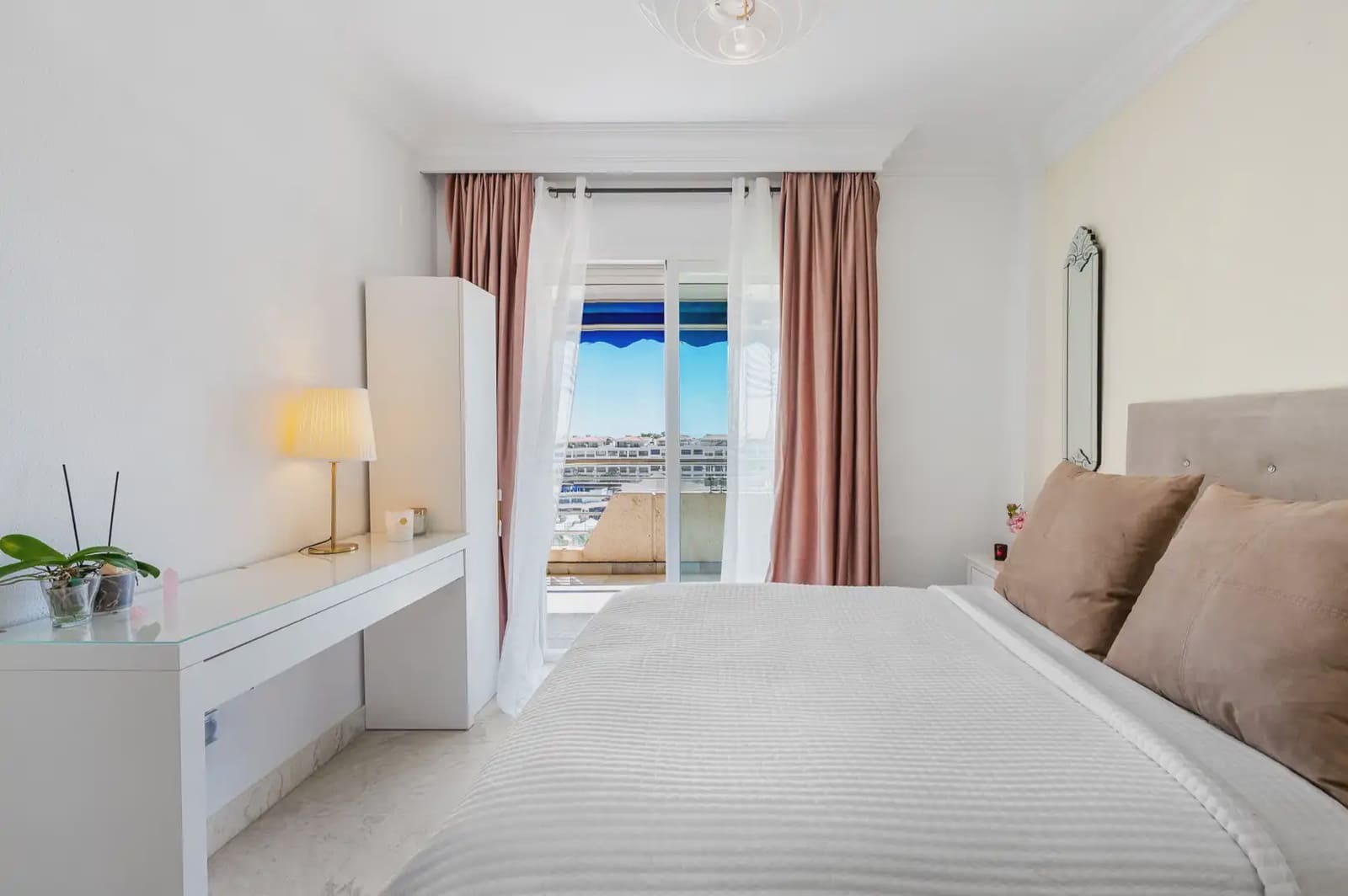 2 bedroom Apartment for sale in Marbella with pool - € 869,000 (Ref: 10019271)