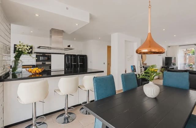 3 makuuhuone Rivitalo myytävänä paikassa Torreblanca, Fuengirola - 595 000 € (Ref: 10050532)