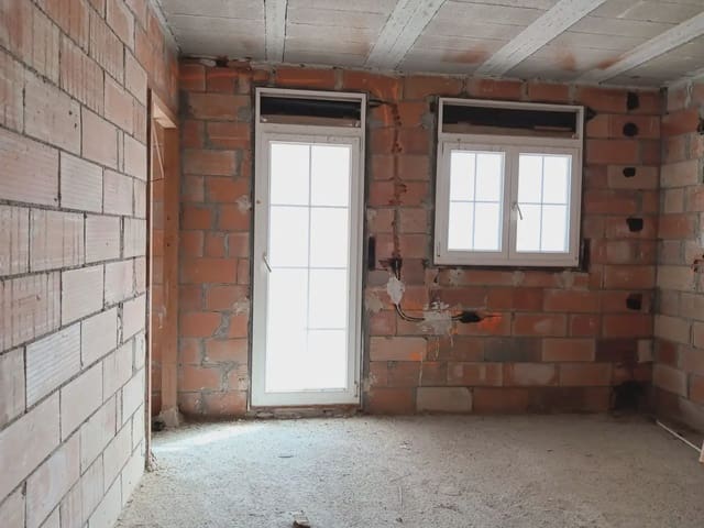 4 slaapkamer Flat te koop in Els Reguers, Tortosa met garage - € 105.000 (Ref: 10024511)