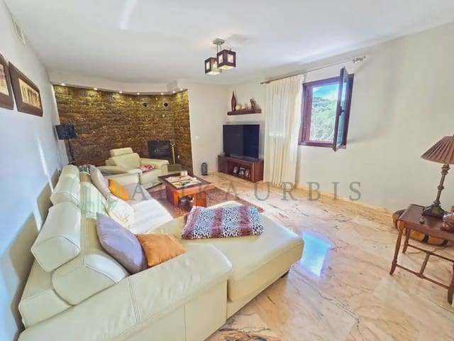 Adosado de 6 habitaciones en Colmenar en venta con piscina garaje - 435.000 € (Ref: 10041404)