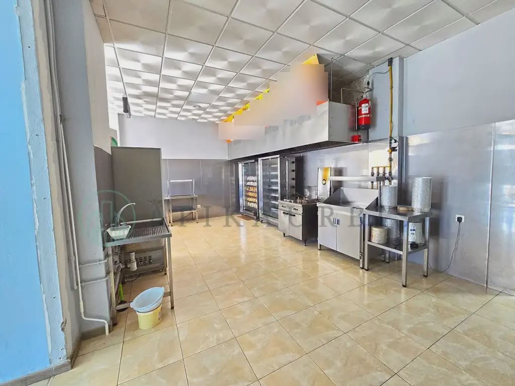 Kommersiell til salgs i Velez-Malaga - € 255 000 (Ref: 10041406)