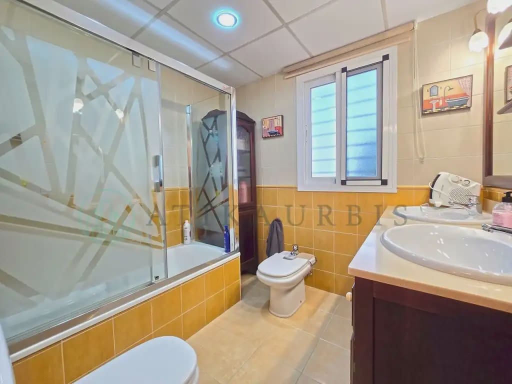3 soveværelse Byhus til salg i Malaga by med garage - € 465.000 (Ref: 10041407)