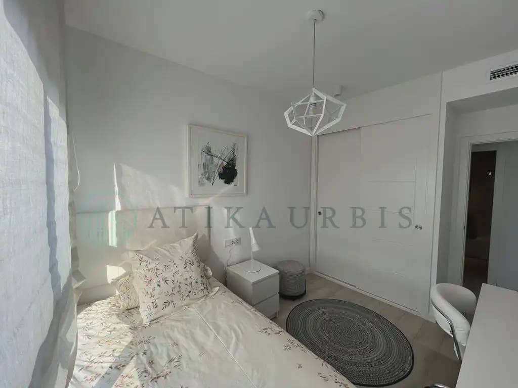 2 bedroom Penthouse for rent in Malaga city with pool garage - € 1,900 (Ref: 10041422)
