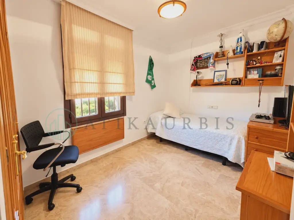 4 makuuhuone Rivitalo myytävänä paikassa Malaga kaupunki mukana uima-altaan 
autotalli - 849 000 € (Ref: 10158696)