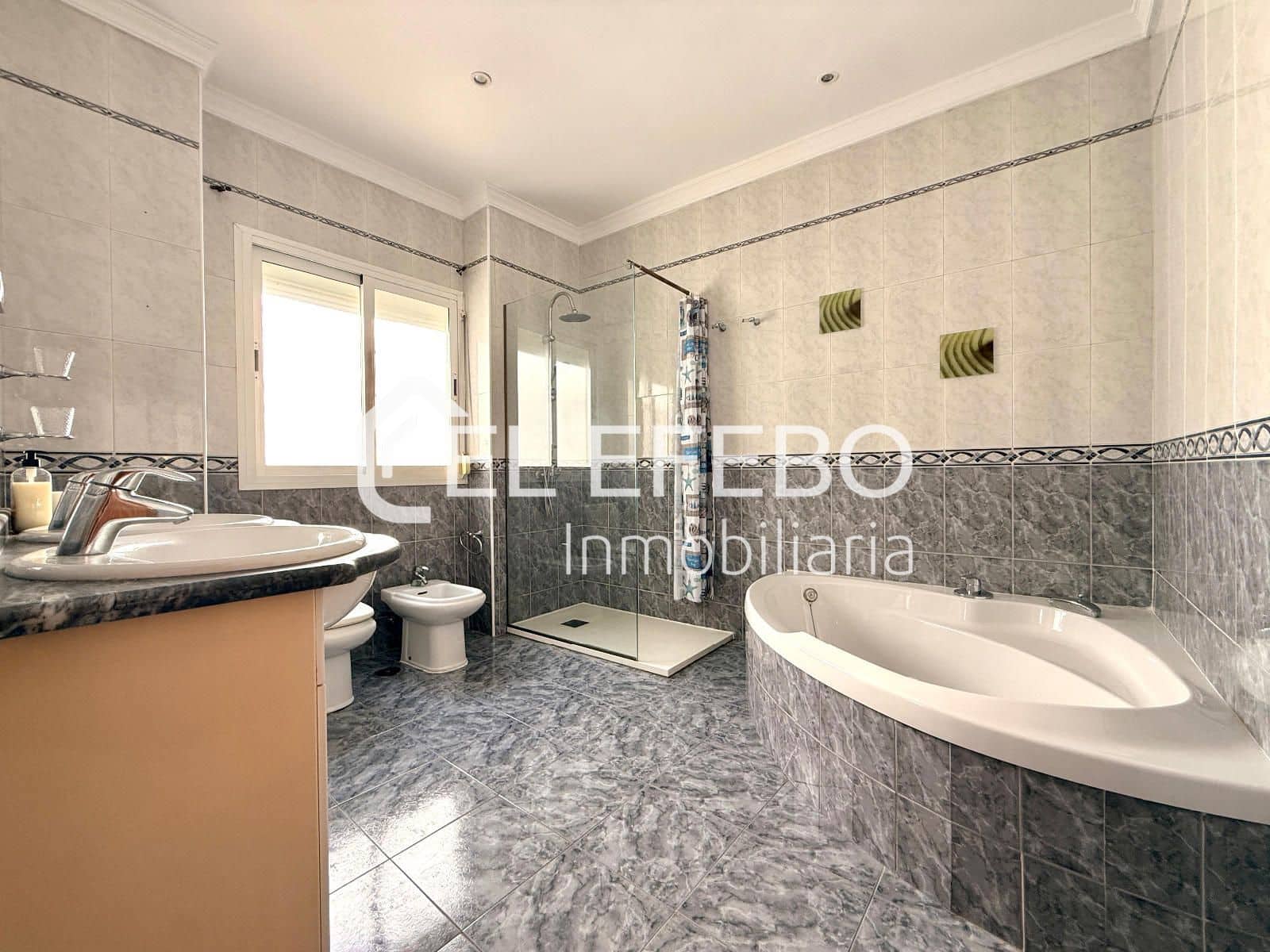 4 quarto Moradia para arrendar em Antequera - 1 100 € (Ref: 10057262)