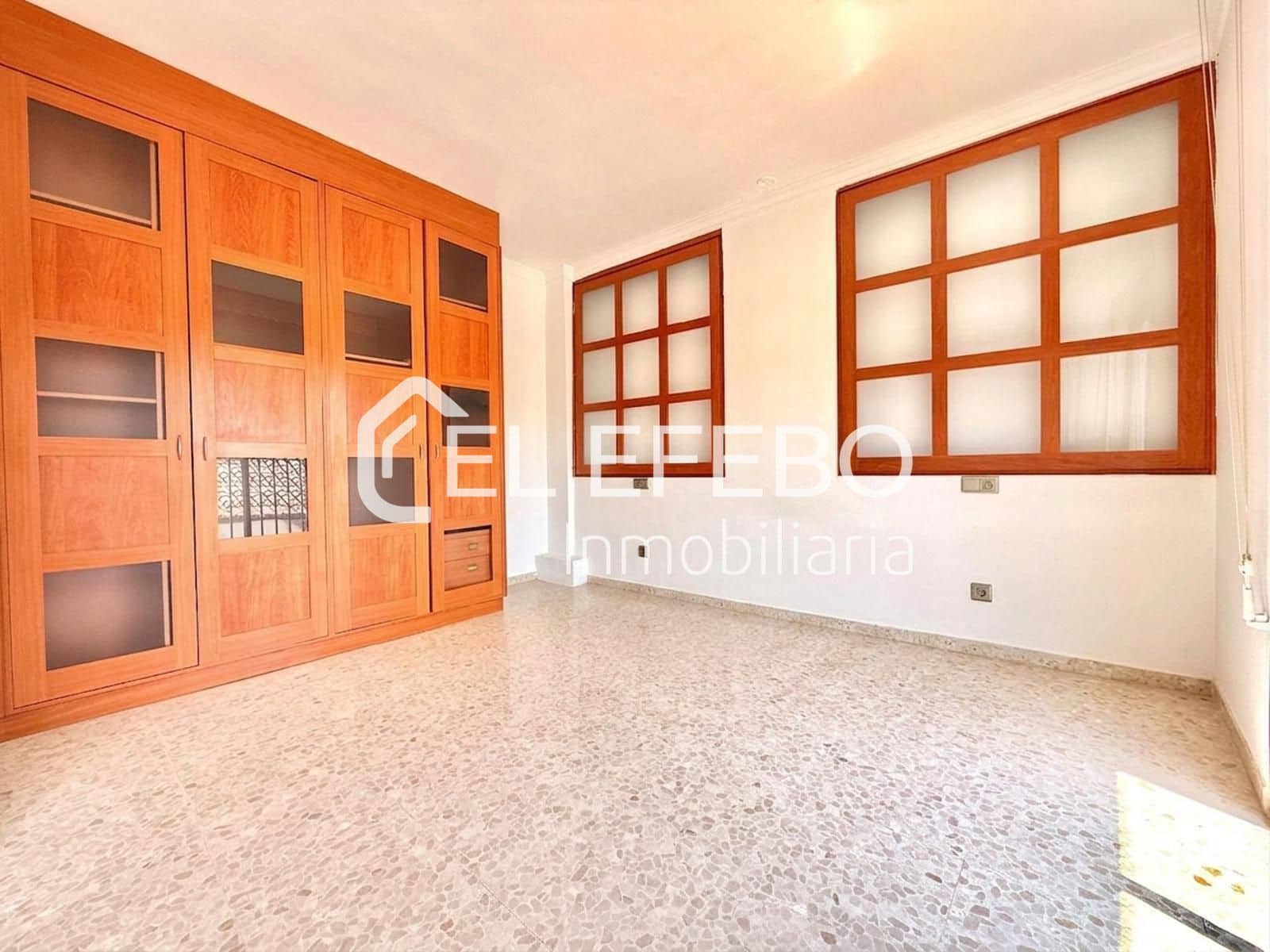 4 quarto Moradia para arrendar em Antequera - 1 100 € (Ref: 10057262)