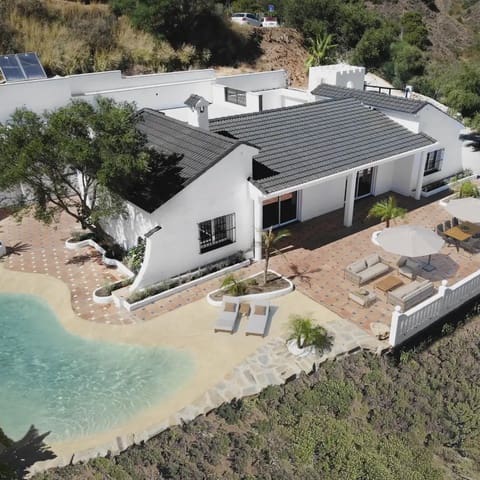 Villa til salgs i Sierra de Estepona - Avda. de Andalucía, Estepona - € 1 200 000 (Ref: 10016632)