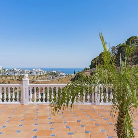 Villa til salgs i Sierra de Estepona - Avda. de Andalucía, Estepona - € 1 200 000 (Ref: 10016632)