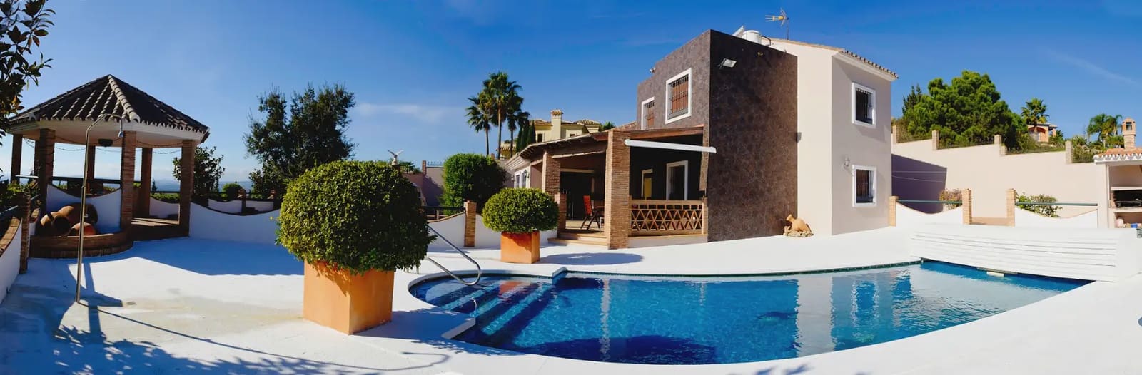 Villa til salgs i Estepona - € 990 000 (Ref: 10016633)