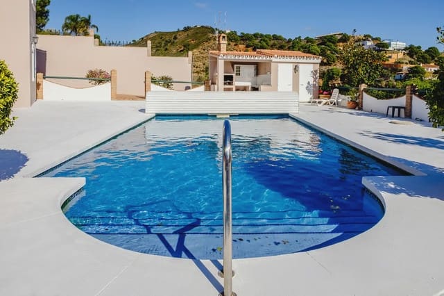 Villa til salgs i Sierra de Estepona - Avda. de Andalucía, Estepona - € 990 000 (Ref: 10016633)