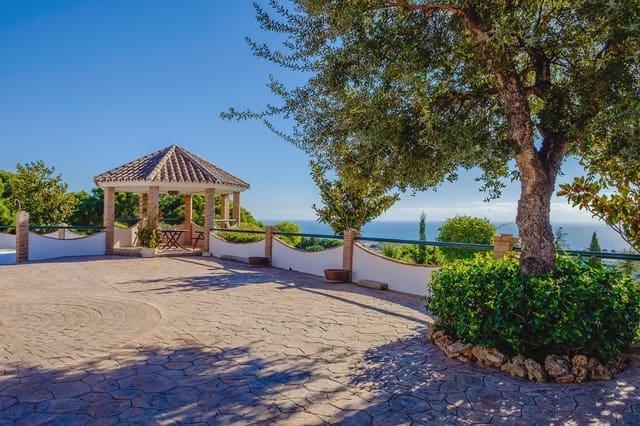Villa til salgs i Sierra de Estepona - Avda. de Andalucía, Estepona - € 990 000 (Ref: 10016633)