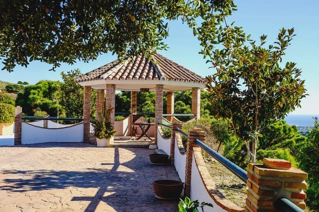 Villa til salgs i Sierra de Estepona - Avda. de Andalucía, Estepona - € 990 000 (Ref: 10016633)