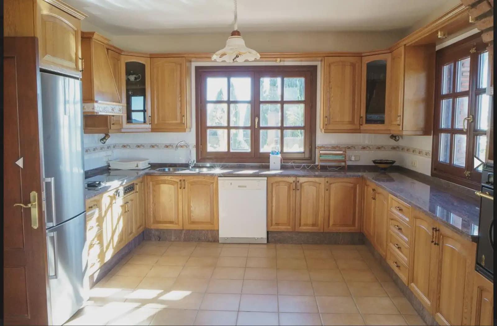 Villa til salgs i Estepona - € 1 395 000 (Ref: 10016637)