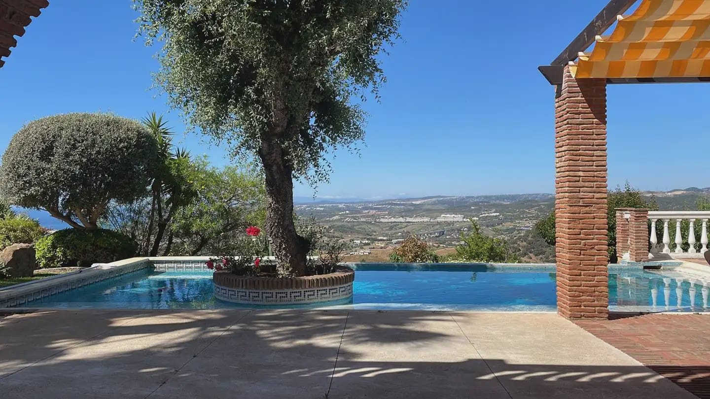 Villa til salgs i Estepona - € 1 395 000 (Ref: 10016637)