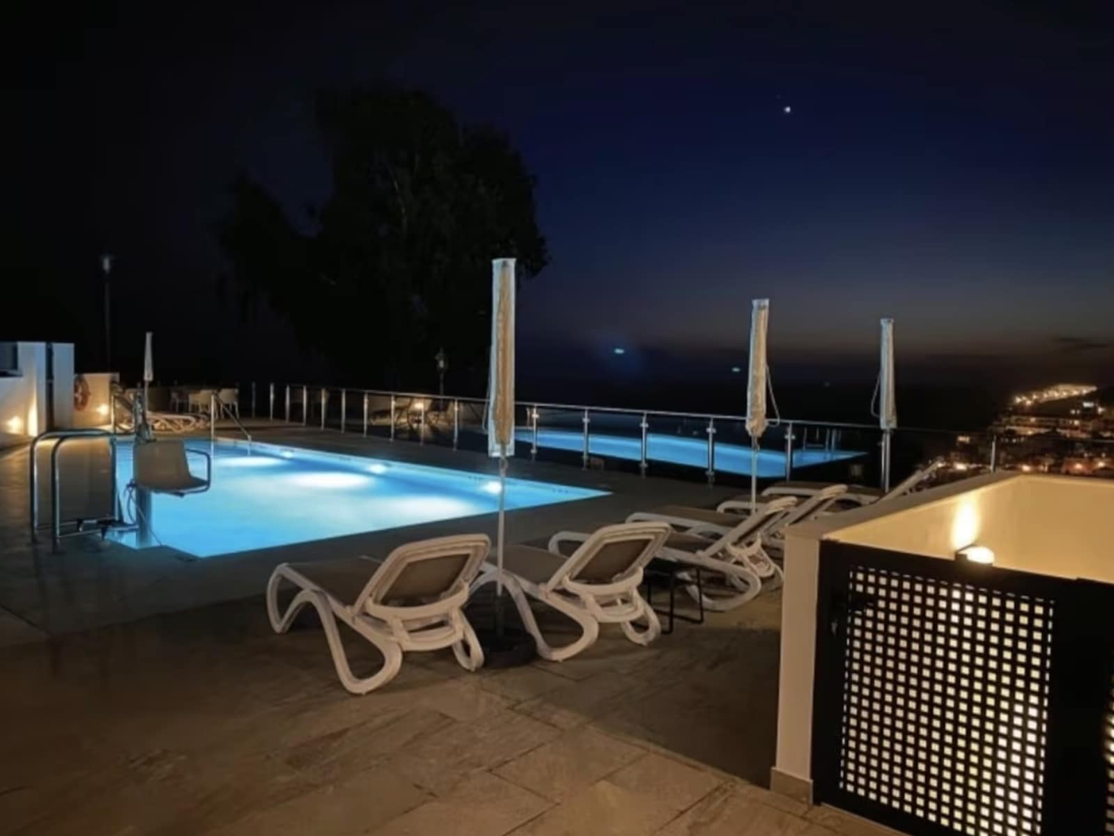 Piso de 2 habitaciones en Nerja en venta con piscina garaje - 369.000 € (Ref: 10021258)