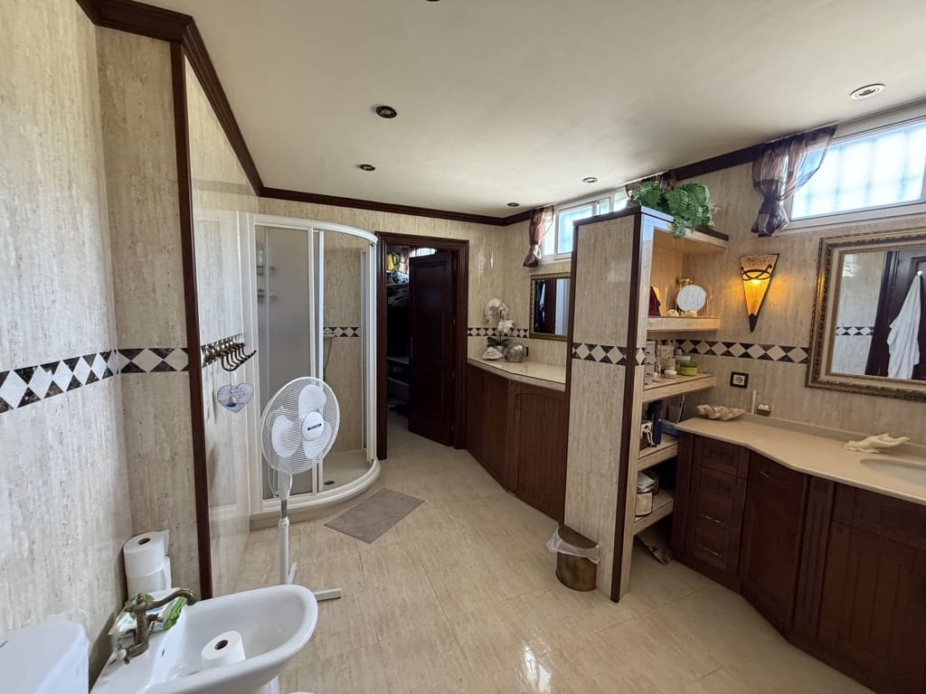 4 bedroom Villa for sale in La Herradura with pool garage - € 1,150,000 (Ref: 10130287)