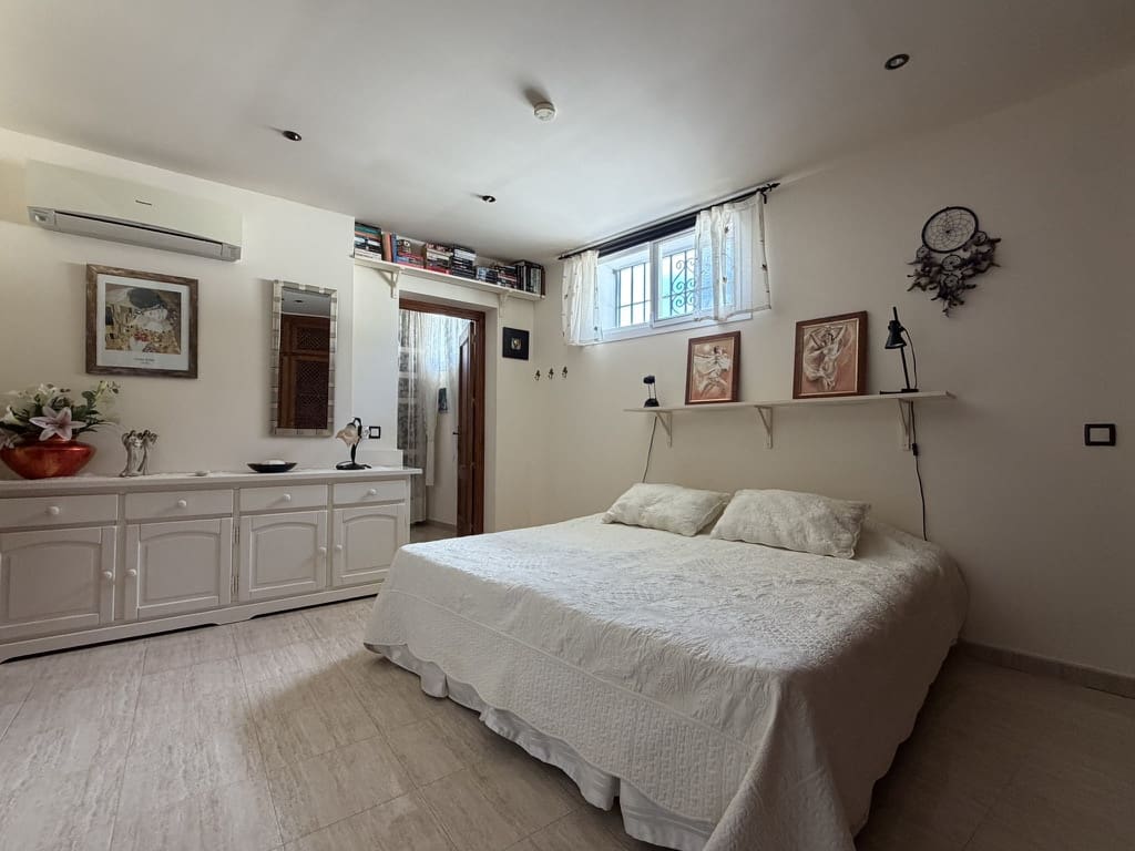 4 bedroom Villa for sale in La Herradura with pool garage - € 1,150,000 (Ref: 10130287)