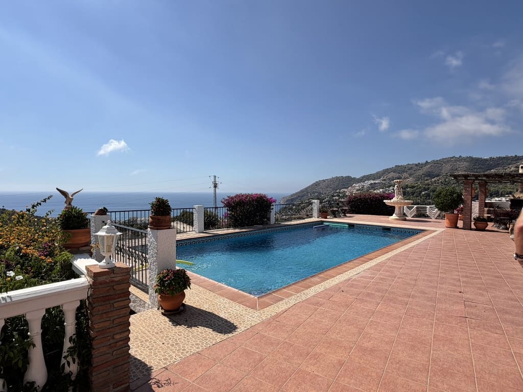 4 bedroom Villa for sale in La Herradura with pool garage - € 1,150,000 (Ref: 10130287)