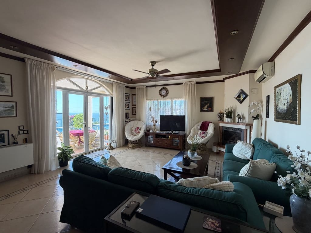 4 bedroom Villa for sale in La Herradura with pool garage - € 1,150,000 (Ref: 10130287)