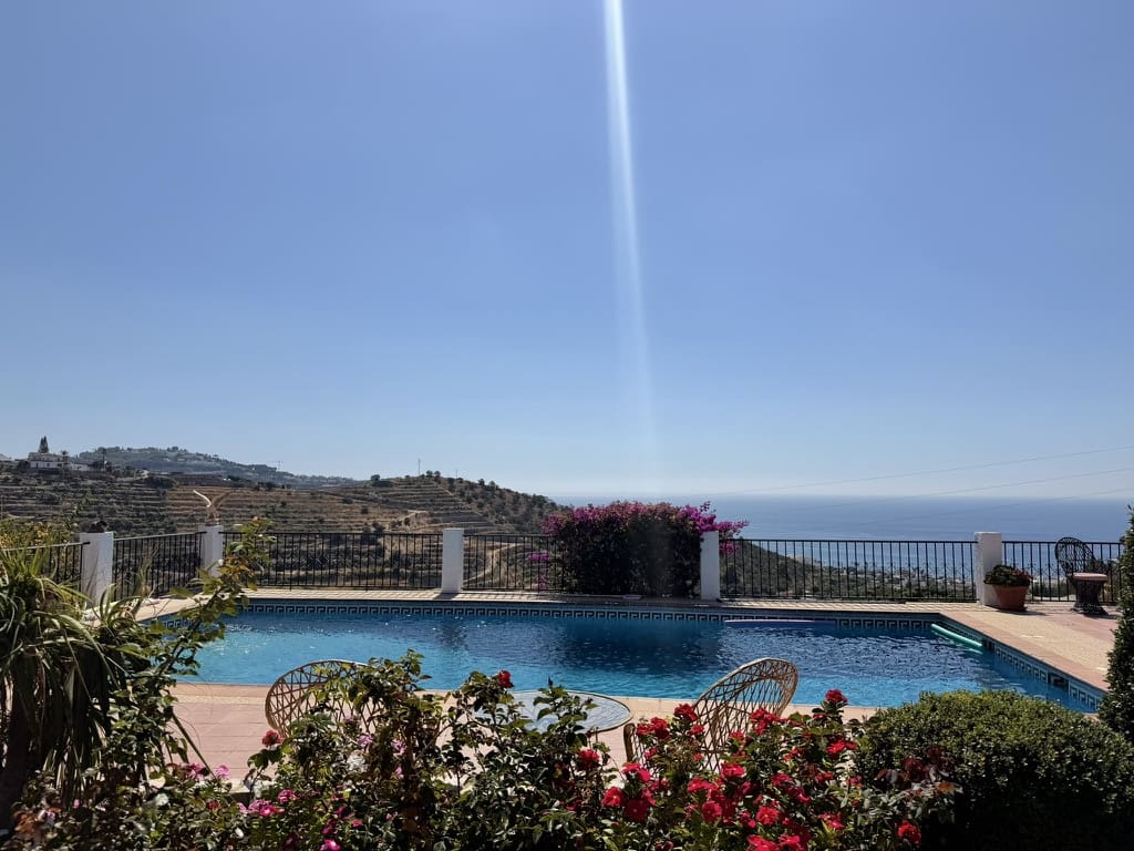 4 bedroom Villa for sale in La Herradura with pool garage - € 1,150,000 (Ref: 10130287)