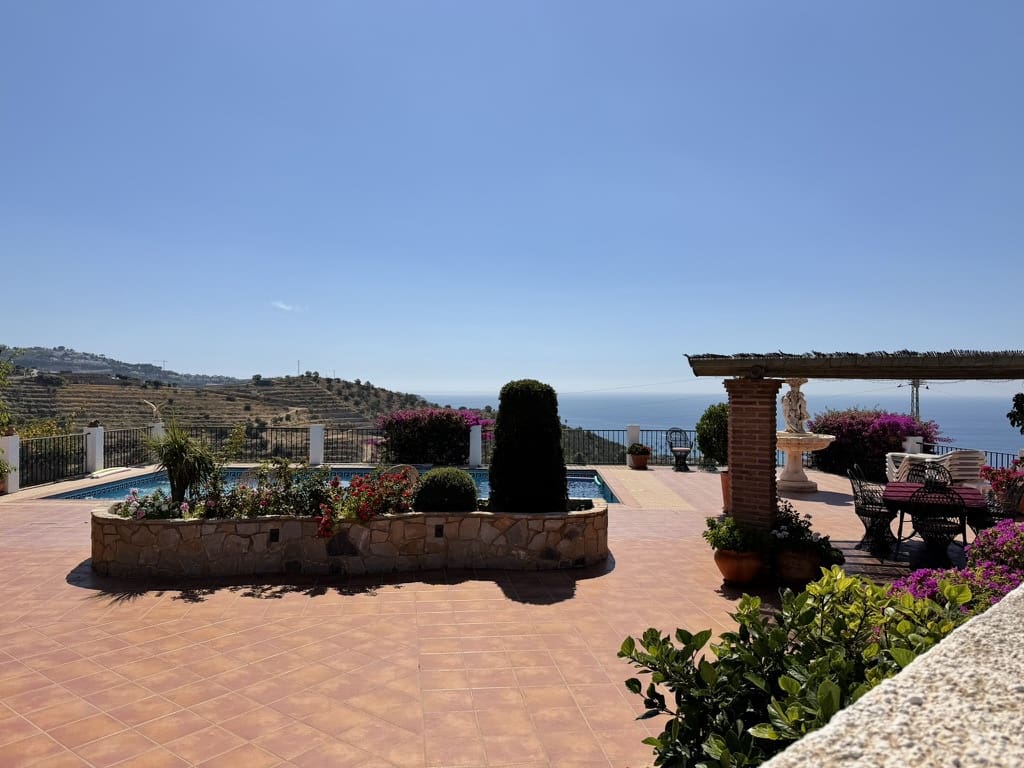 4 bedroom Villa for sale in La Herradura with pool garage - € 1,150,000 (Ref: 10130287)