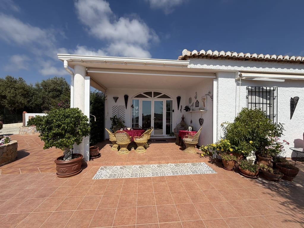 4 bedroom Villa for sale in La Herradura with pool garage - € 1,150,000 (Ref: 10130287)
