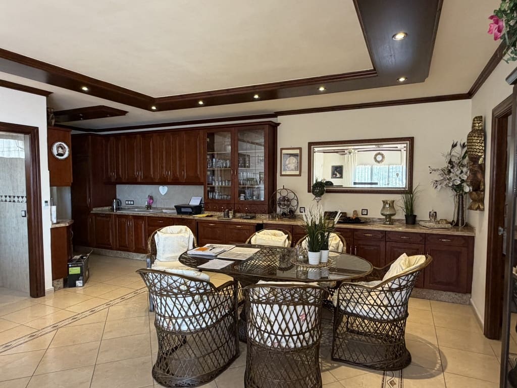 4 bedroom Villa for sale in La Herradura with pool garage - € 1,150,000 (Ref: 10130287)