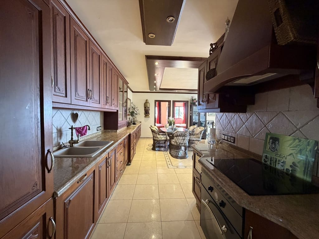 4 bedroom Villa for sale in La Herradura with pool garage - € 1,150,000 (Ref: 10130287)