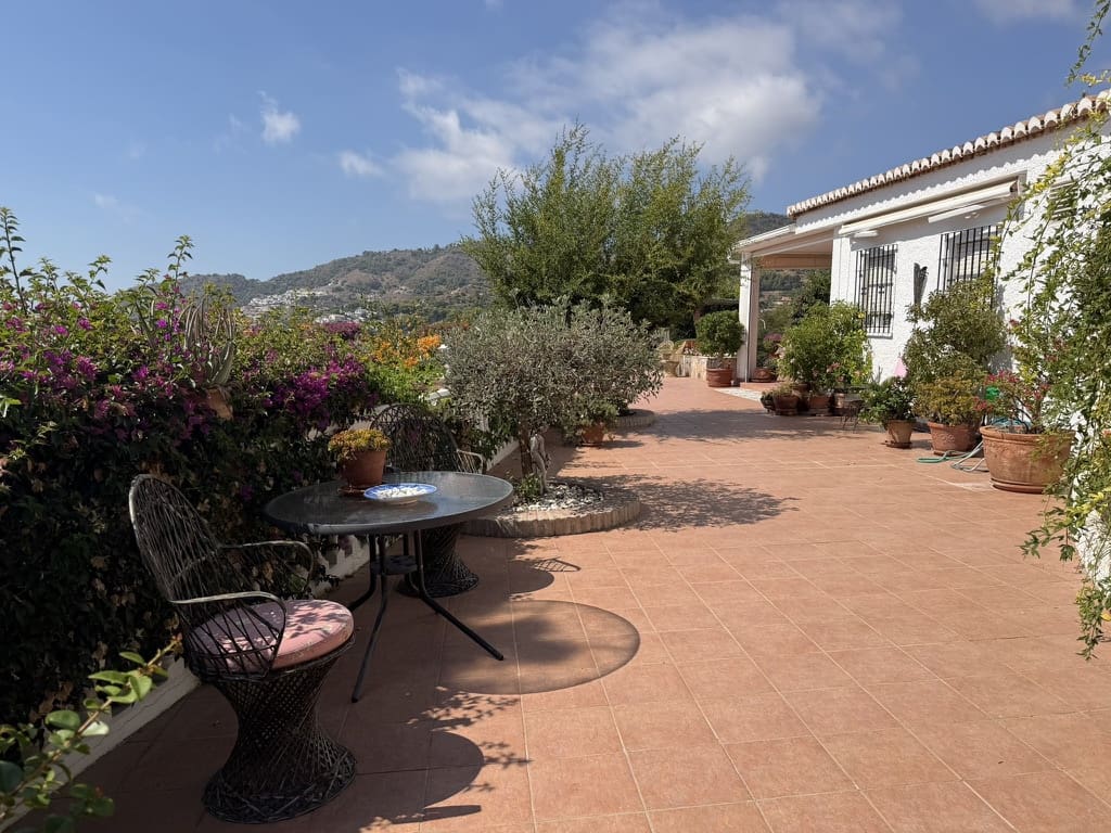 4 bedroom Villa for sale in La Herradura with pool garage - € 1,150,000 (Ref: 10130287)