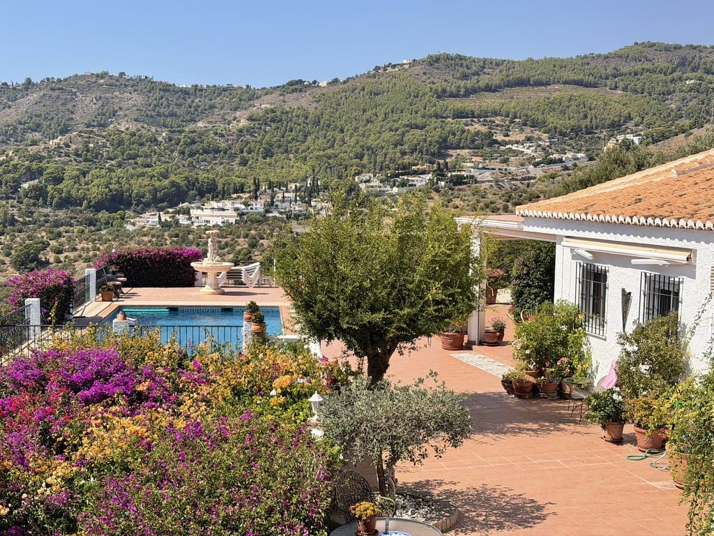 4 bedroom Villa for sale in La Herradura with pool garage - € 1,150,000 (Ref: 10130287)