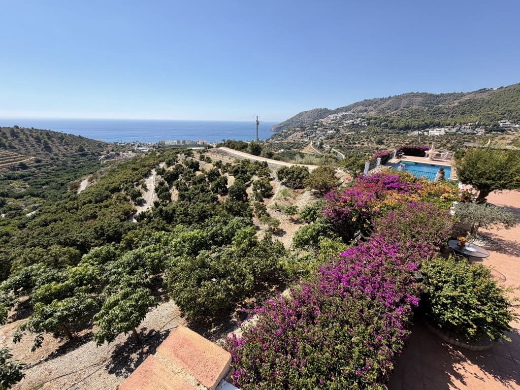 4 bedroom Villa for sale in La Herradura with pool garage - € 1,150,000 (Ref: 10130287)