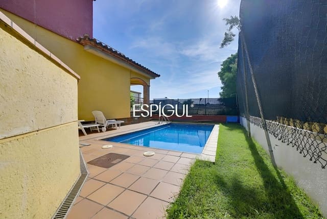 4 bedroom Villa for sale in L'Escala with pool garage - € 550,000 (Ref: 10016101)