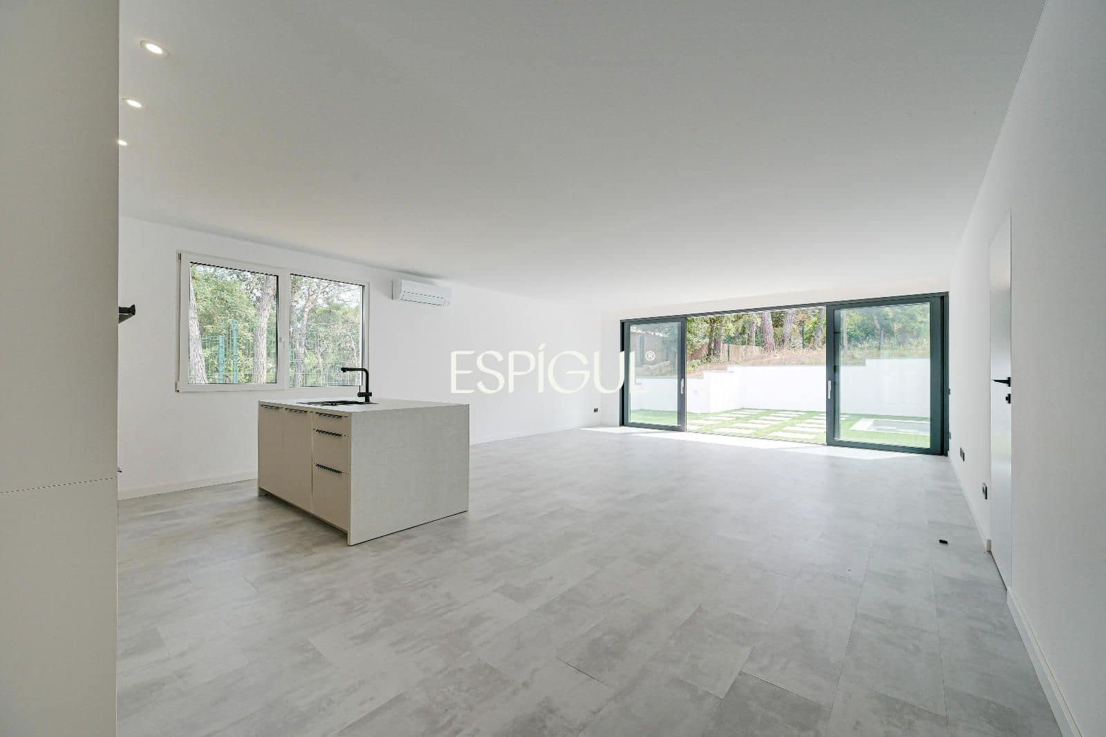 4 soveværelse Villa til salg i Llagostera med swimmingpool garage - € 435.000 (Ref: 10016120)