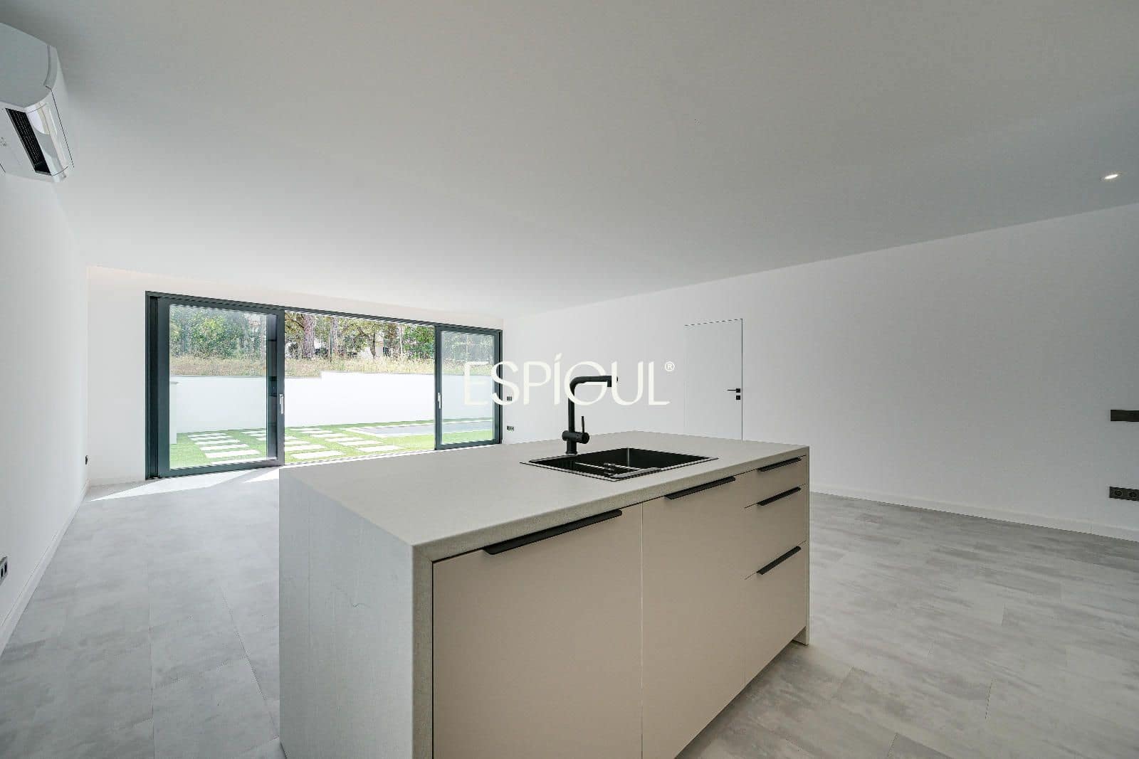 4 soveværelse Villa til salg i Llagostera med swimmingpool garage - € 435.000 (Ref: 10016120)