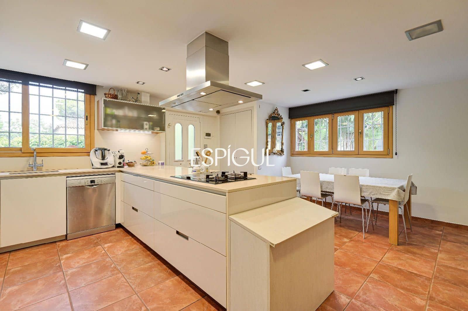 5 bedroom Villa for sale in Bellaterra with pool garage - € 1,050,000 (Ref: 10016123)