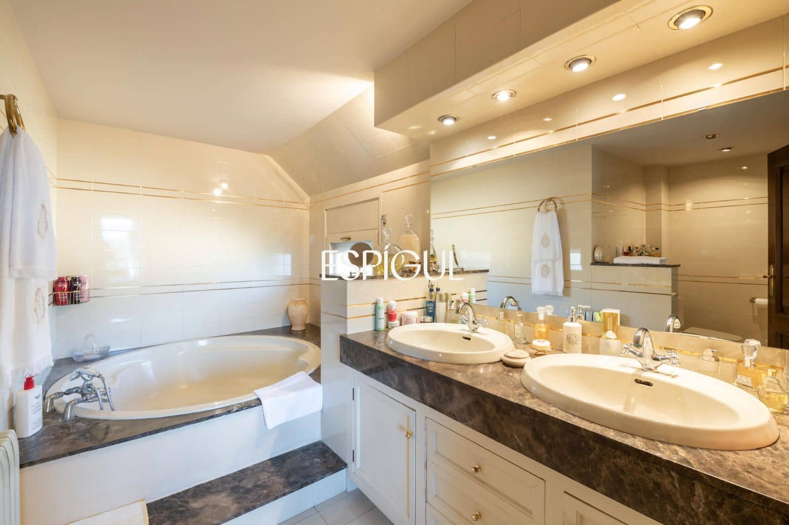 7 sypialnia Willa na sprzedaż w Sant Cugat del Valles z basenem garażem - 1 950 000 € (Ref: 10016135)
