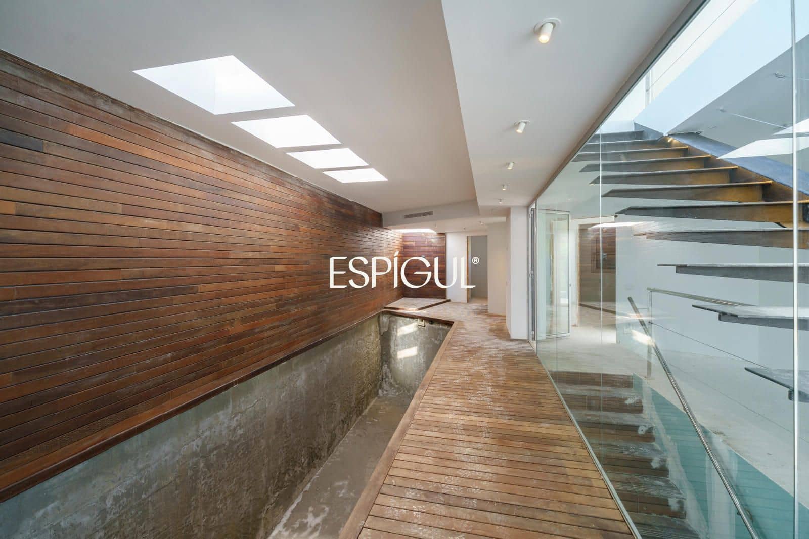 4 bedroom Villa for sale in Sant Esteve Sesrovires with pool garage - € 795,000 (Ref: 10016143)