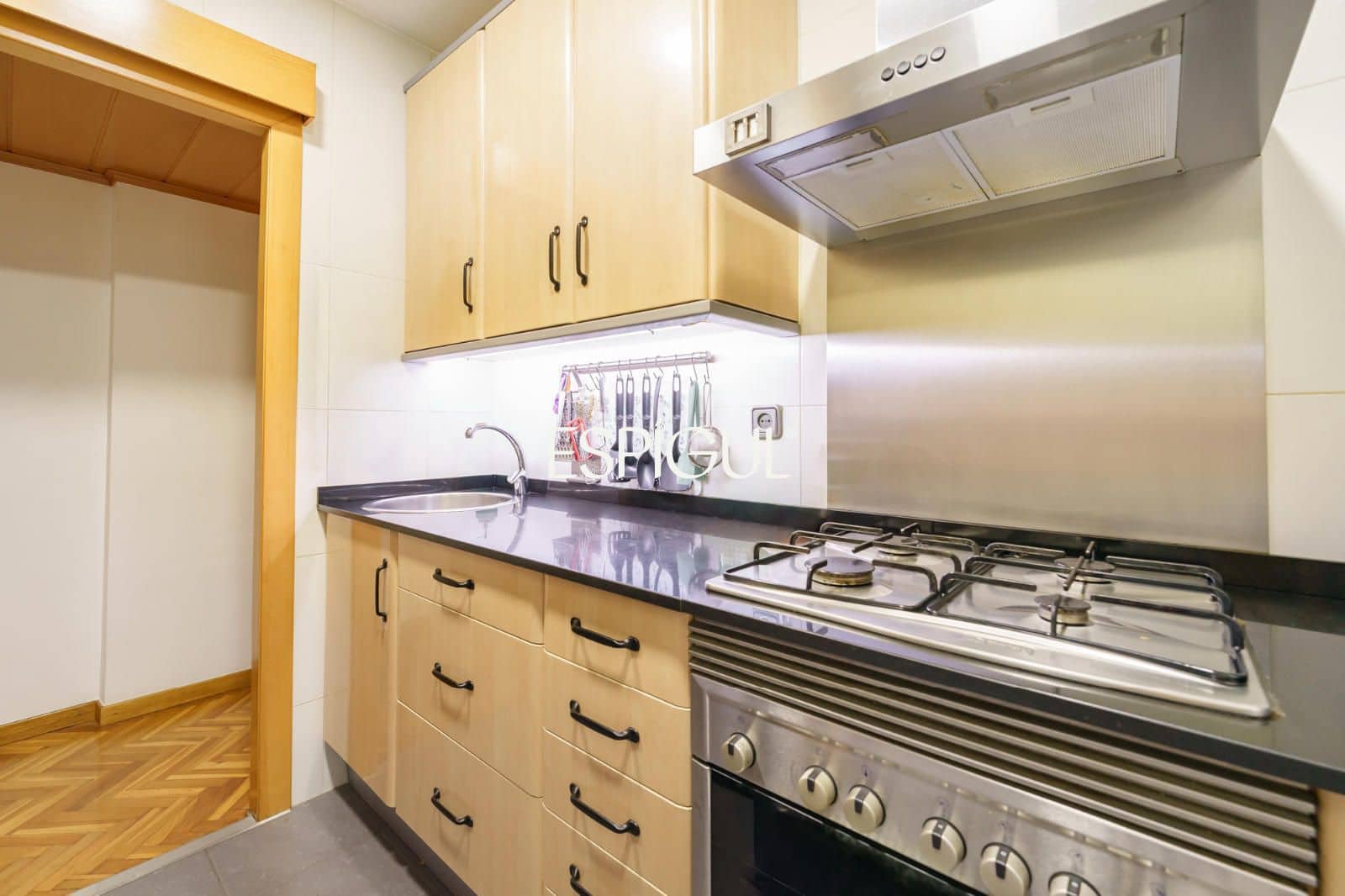 4 bedroom Flat for sale in Barcelona city with garage - € 550,000 (Ref: 10016452)